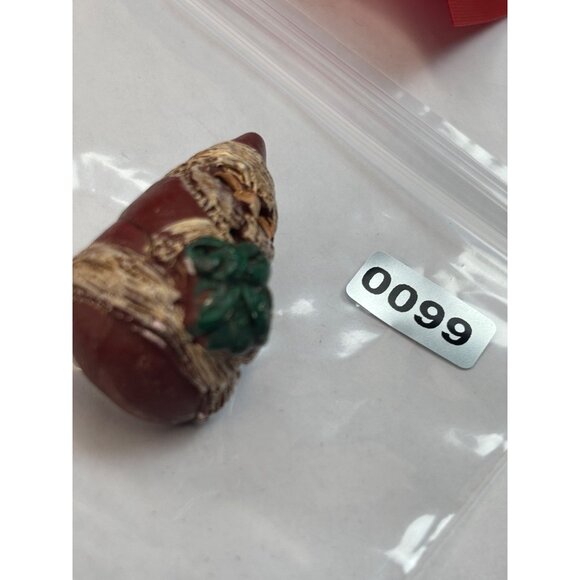 Vintage Santa Claus-Themed Brooch Pin With gift in hand - Picture 3 of 4